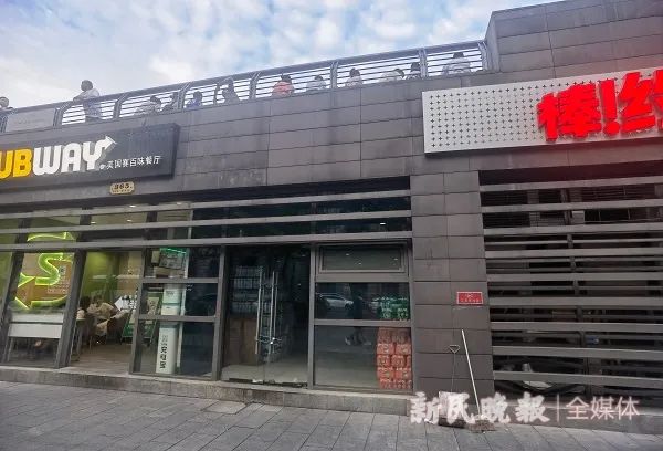 记者实地探访不久,百事可乐公司向外滩饮料流动服务车供货的这个仓库就久锁未开
