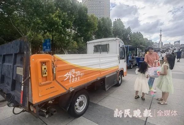 外滩饮料流动服务车销售员说无车送水上观光平台时,观光平台上停着“外滩摄影”货车