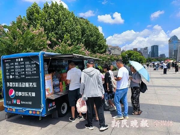 新一天运营不久,游客便聚到外滩饮料流动服务车前购买