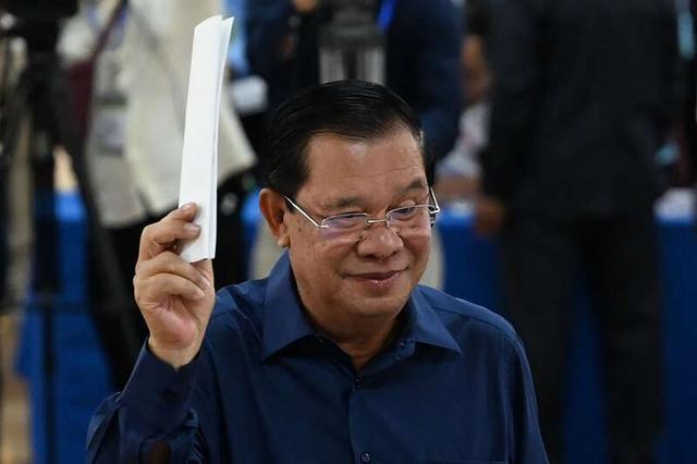 7月23日，柬埔寨干丹省一處投票站，首相洪森準備為大選投票。圖片來源 視覺中國