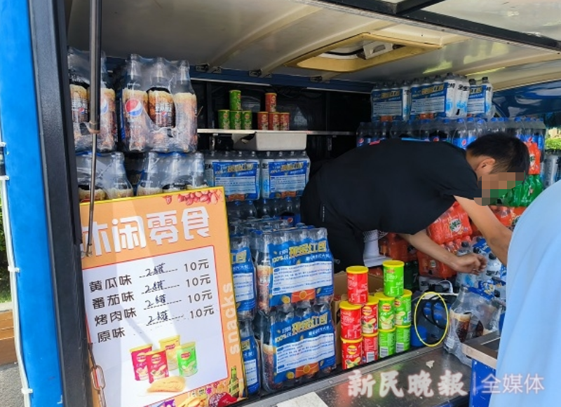外滩饮料流动服务车上,水放在图中圈定位置,遮遮掩掩下,游客不一定能看到