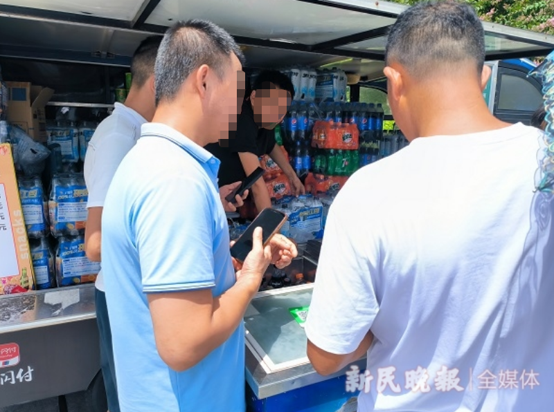 游客在外滩饮料流动服务车前购买饮料
