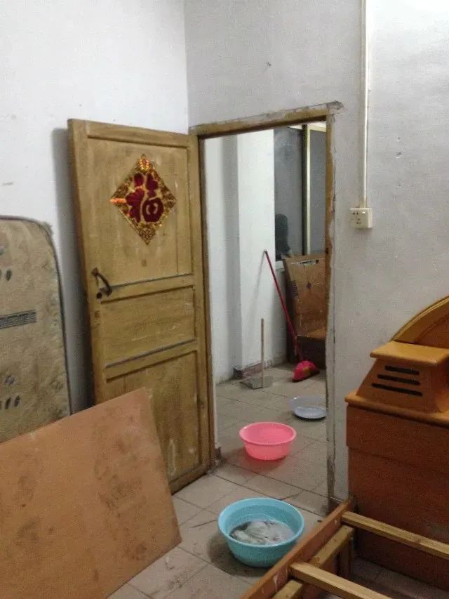图 | 夏丹和妻子在广州租住的城中村