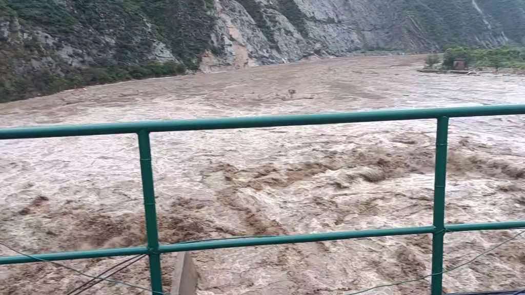 山洪暴發期間落坡嶺大壩值班室頂拍攝的景象。