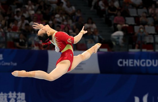     8月3日，中國隊在成都大運會體操女子團體決賽中奪冠，圖為中國選手羅歡在比賽中。胡大田/攝