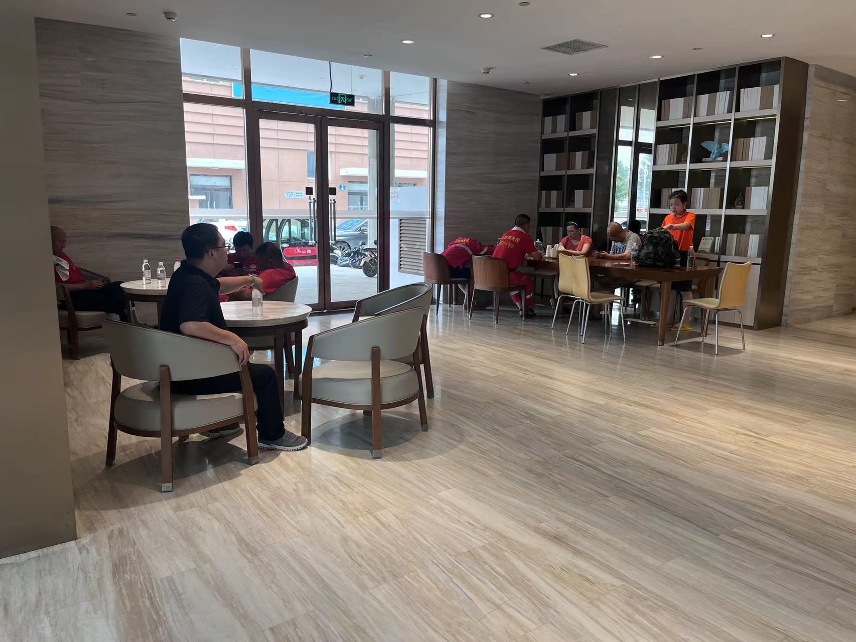 救援人员正在全季涿州东站酒店内休息。(受访者供图)