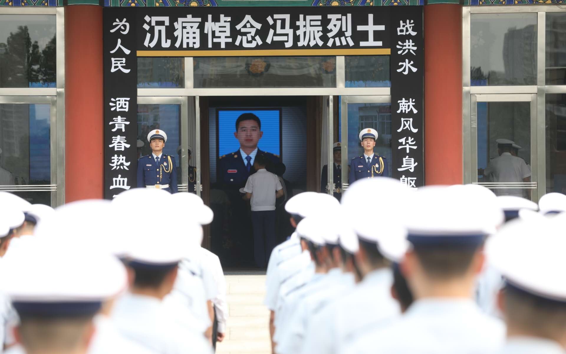 來賓進室內進行遺體告別。新京報記者 浦峰 攝