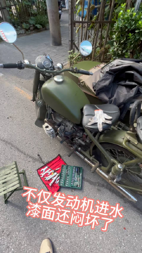 赔了赔了，发动机进水了还好说，一直罩着车衣漆面闷坏了