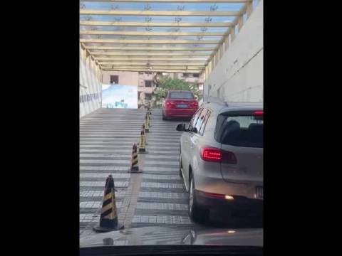 如果红车一直溜车开不上去，你会主动过去帮忙吗？