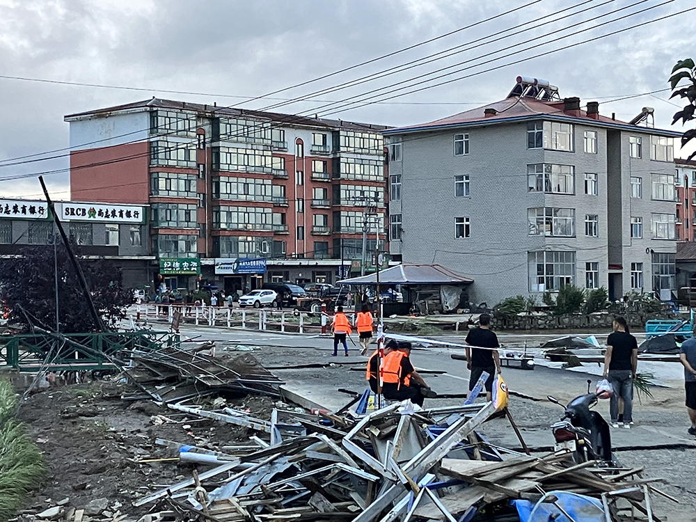 老街基乡政府所在地的大桥已禁止车辆通行,行人过桥需穿上救生衣。