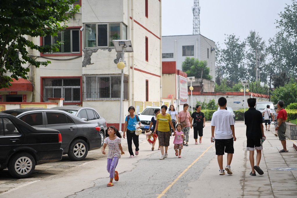 8月3日，群眾在涿州市第三中學安置點內行走。