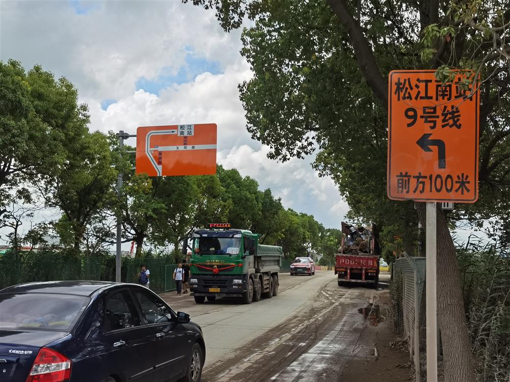 图上的就是临时进站便道。