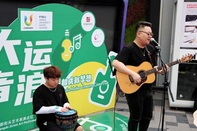 在玉林街区，街头艺人定期驻唱表演，吸引不少居民驻足欣赏，拍照记录。中青校媒记者 谢西迪/摄