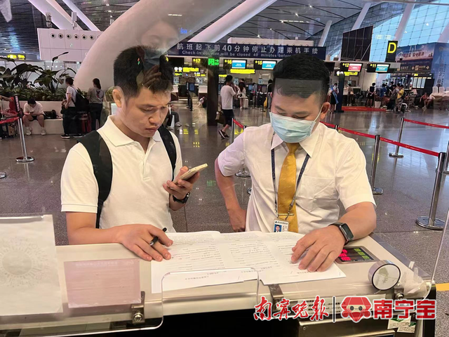 北部湾航空地服人员引导携带人体器官的医护人员快速值机
