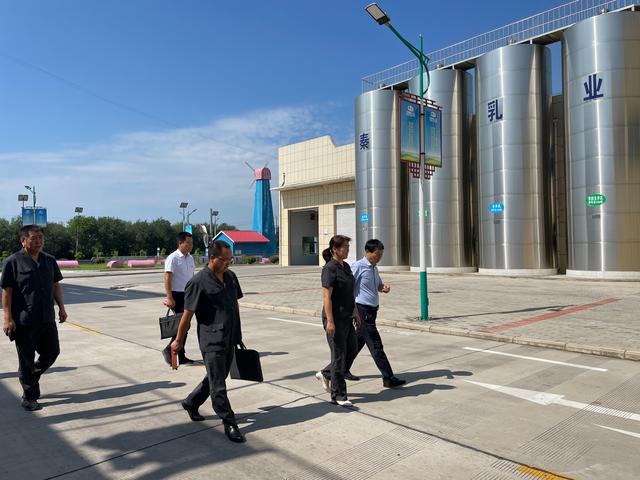 2023年8月4日，西安阎良法院会同区科工局、关山街道办走进秦龙乳业有限公司现场办公，释法解惑，解决企业发展中的困境。