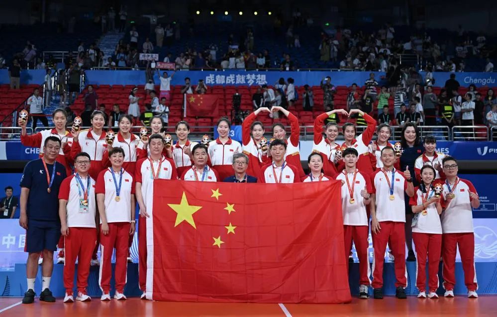 ▲8月6日,中国女排球员与教练员等在颁奖仪式上合影(图源:新华社)