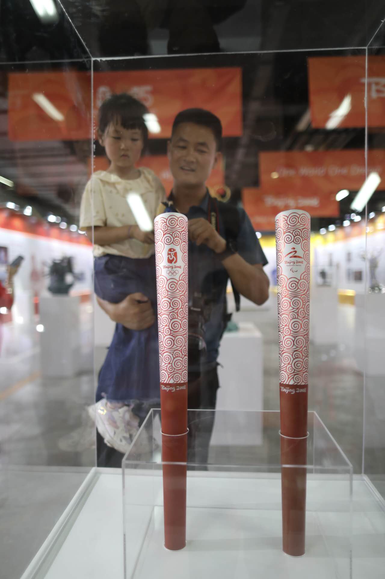 家長給小朋友介紹北京2008年奧運會和殘奧會火炬。新京報記者 浦峰 攝