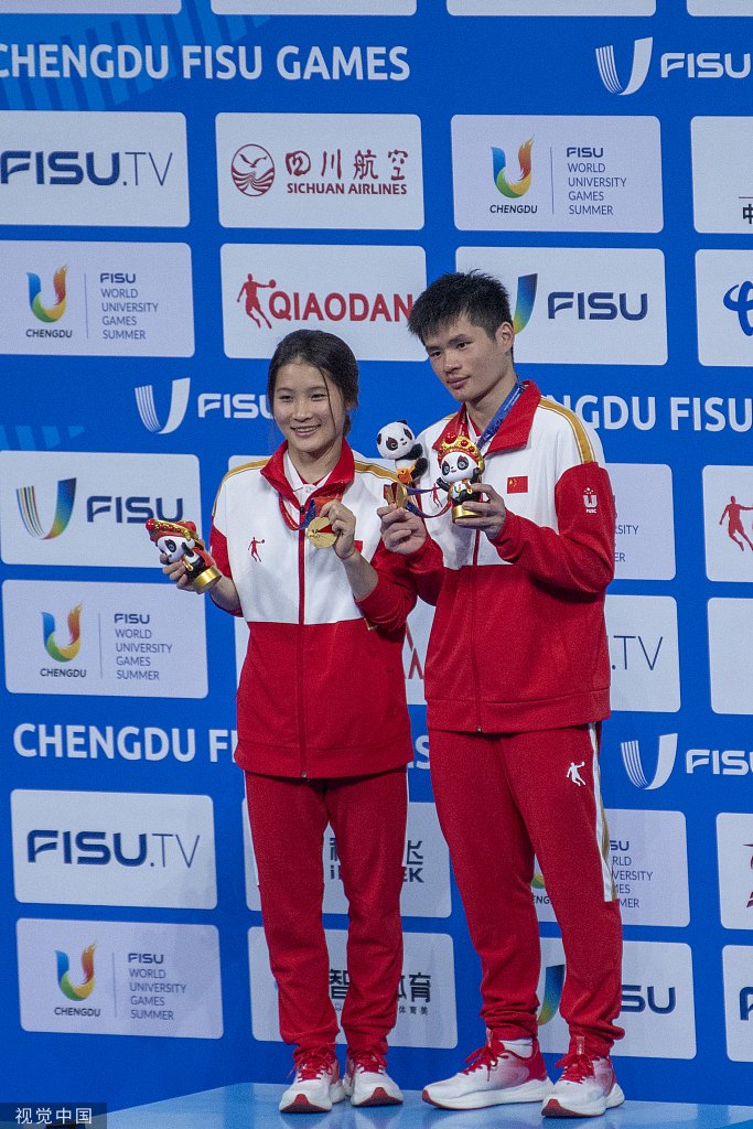 黃子淦（右）和王偉瑩拿下混合團體金牌。