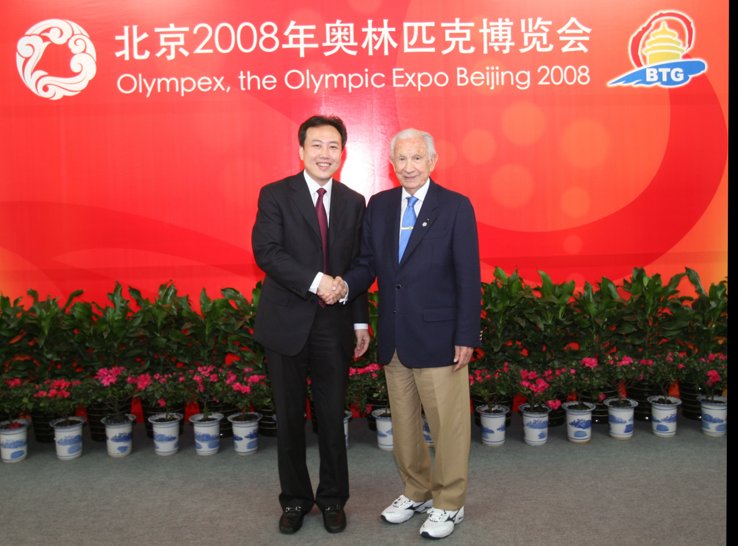 2008年8月，樸學東在北京展覽館奧林匹克博覽會現場與薩馬蘭奇合照。受訪者供圖