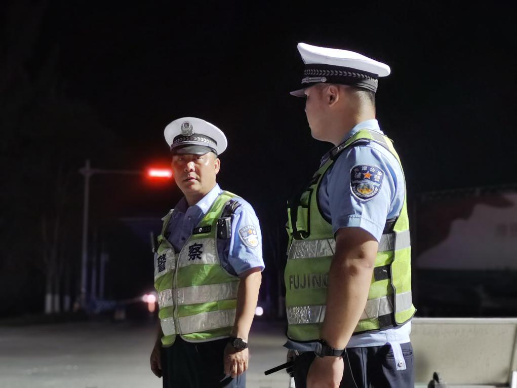 赵阳(左)与同事在卡口值守。新华社记者 刘惟真 摄
