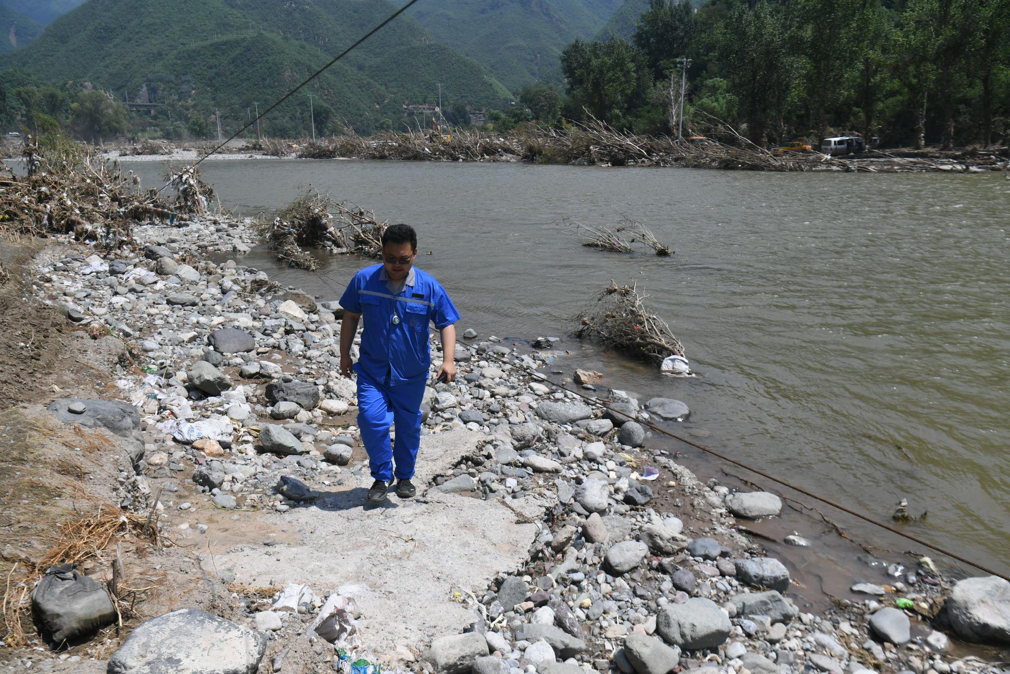 洪水過後，永定河岸邊佈滿碎石。新京報記者 王穎 攝