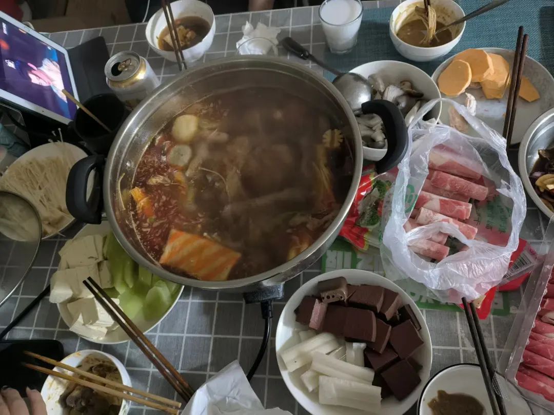 大家在一起煮火锅
