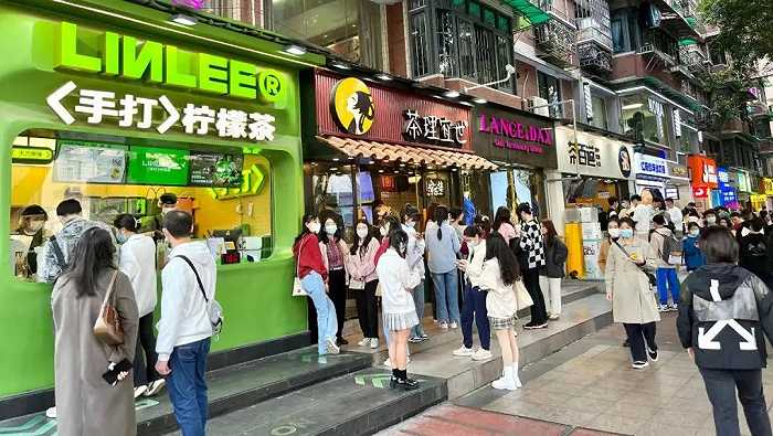 广州“茶饮一条街”,图片来源:红餐网摄