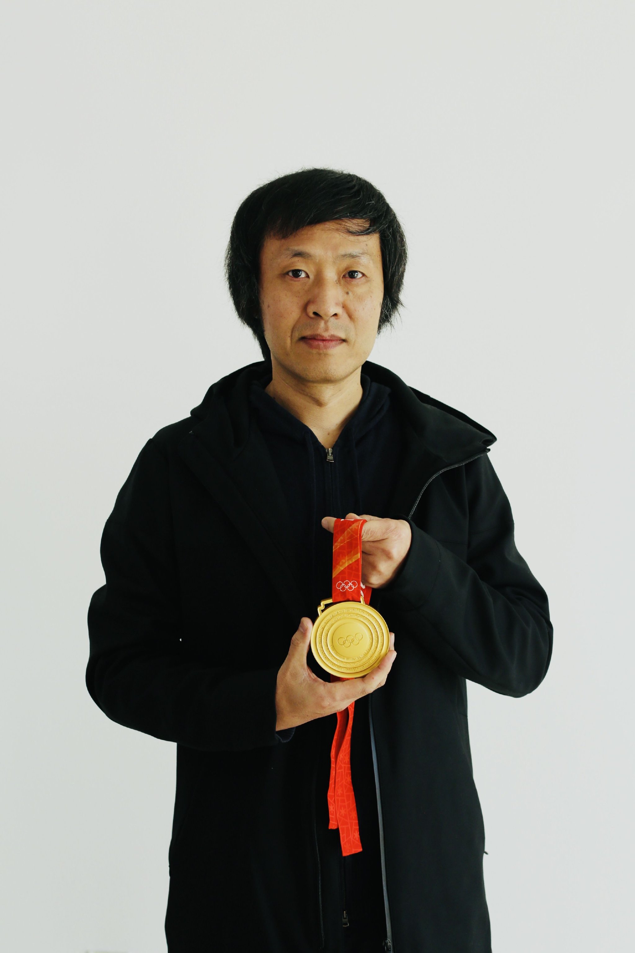 杭海帶領團隊成功完成2022年北京冬奧會「同心」獎牌設計。受訪者供圖