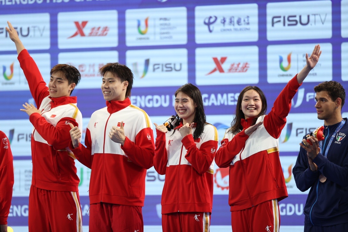 李冰潔（左四）和張雨霏、覃海洋等隊友摘下男女混合接力項目金牌。 新京報記者 王飛 攝