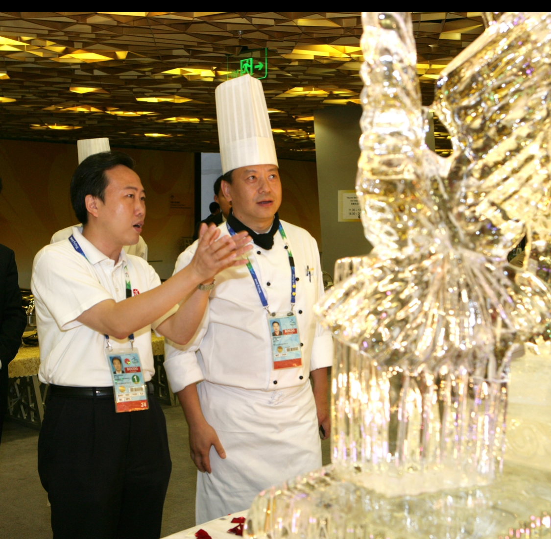 2008年9月，樸學東在鳥巢三樓奧林匹克大家庭貴賓餐廳與廚師長張樹新討論工作。受訪者供圖