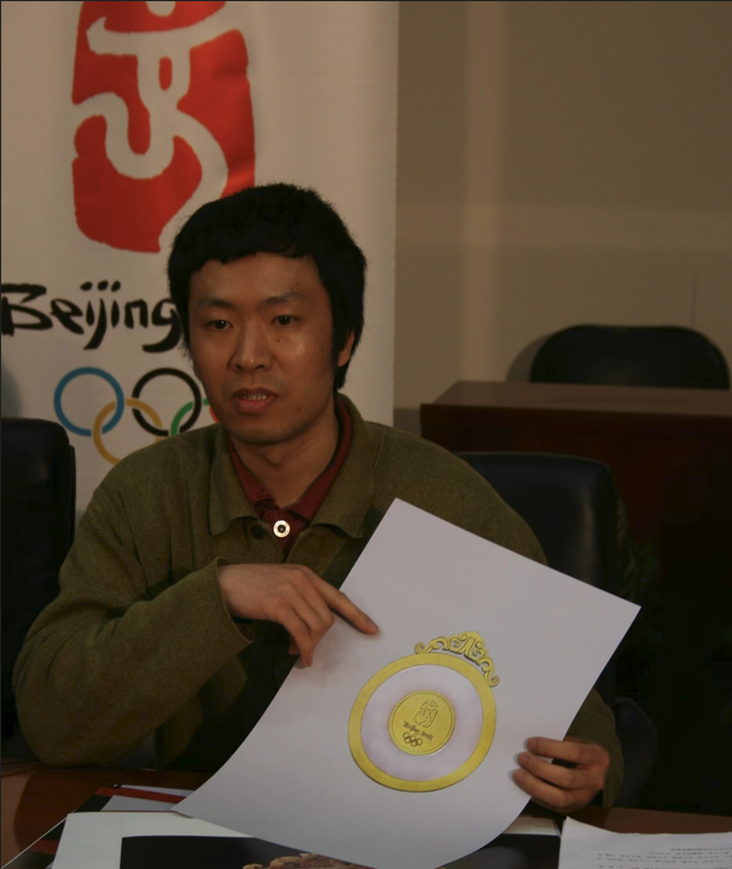 2008年北京奧運會獎牌發佈媒體見面會，主創設計師杭海介紹「金鑲玉」獎牌設計理念。受訪者供圖
