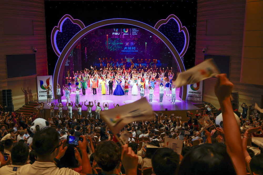 演員在演出結束後登台謝幕，與觀眾道別。新華社記者 沈伯韓 攝