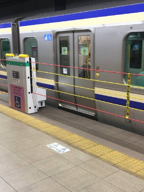 地铁自动升降围栏_新浪新闻