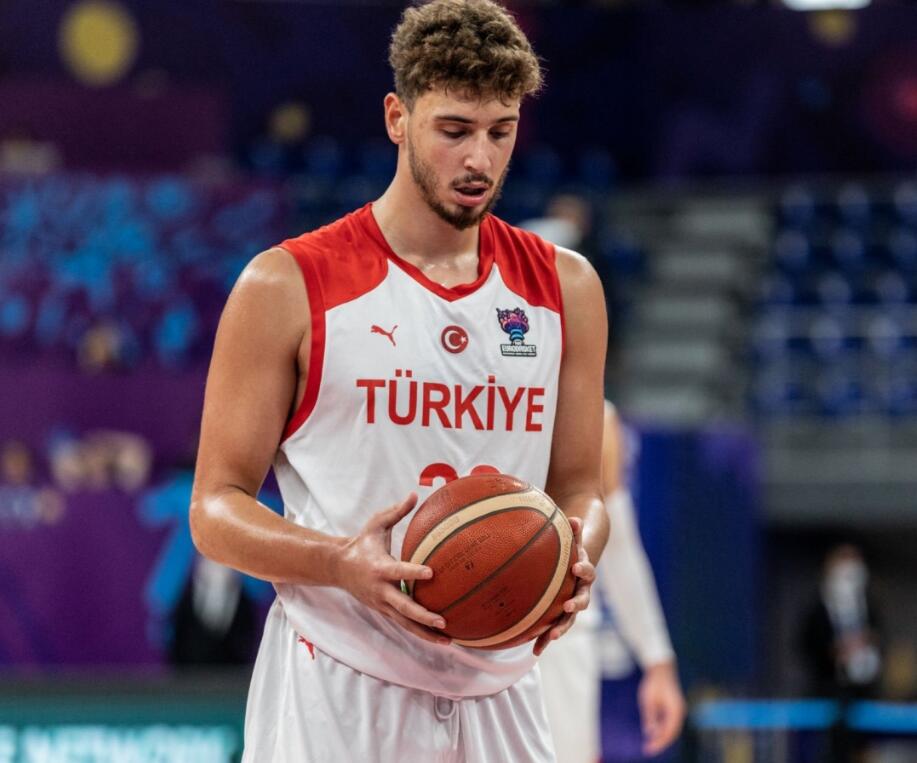 申京冲击内线对抗祖巴茨禁区防守