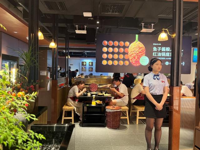 ▲市民在上海第五家直营店就餐,餐厅供图