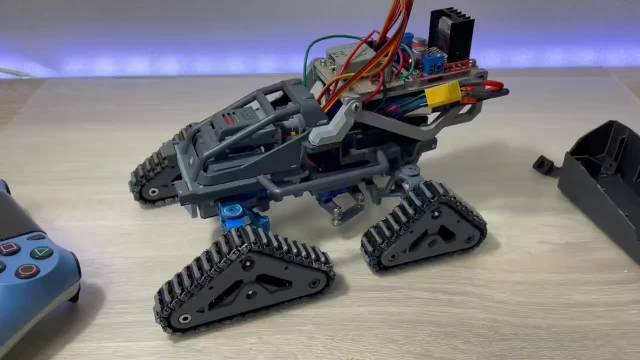 牛同学tun设计的一个机器人履带车型底盘……