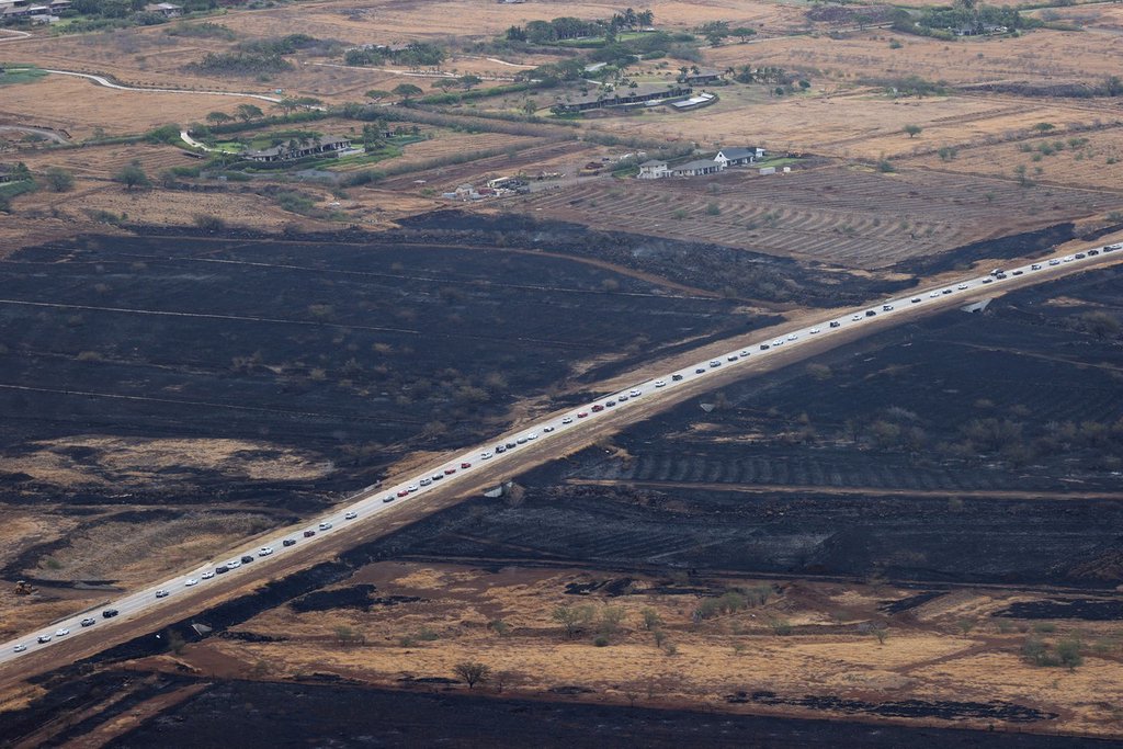 當地時間2023年8月10日，美國夏威夷，當地山火持續蔓延，高速公路被封鎖。