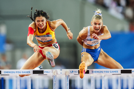 中国选手吴艳妮(左)在田径女子100米栏决赛中