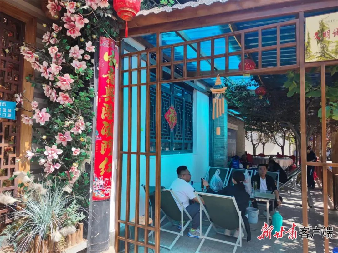 游客在安宁农家乐休闲纳凉。(本文图片均由安宁区融媒体中心提供)
