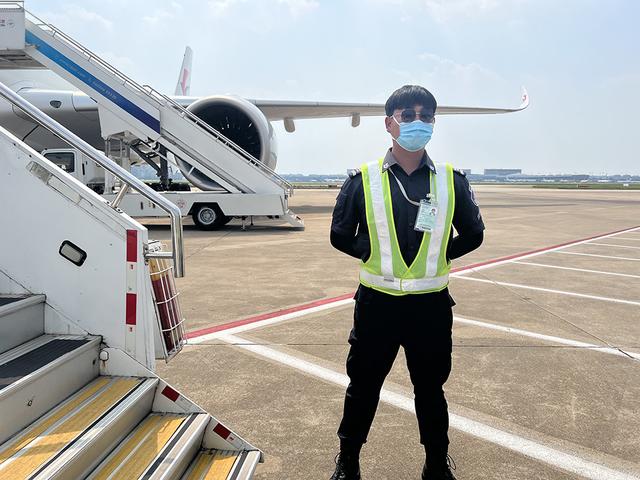 飞机监护员刘泉在烈日下保持站姿 本文图片均为澎湃新闻(www.thepaper.cn)记者 陈逸欣 图