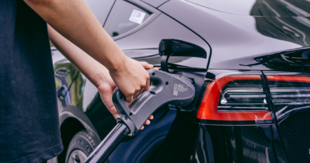 开电动车好还是开小车好，开电车省钱还是开油车省钱?