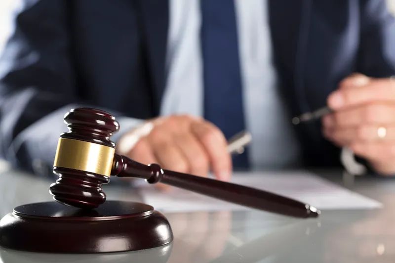 没考到律师执照这群年轻人转身在直播间成为「资深律师」