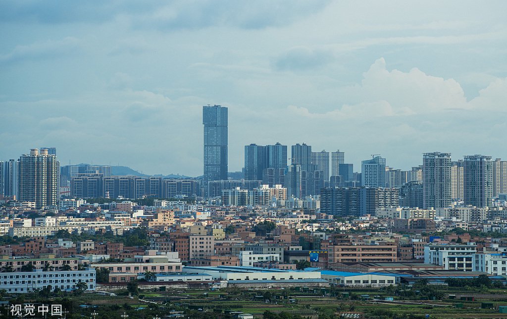 廣東東莞城鄉交界之處，林立高樓與工業廠房交相輝映。 視覺中國 資料圖