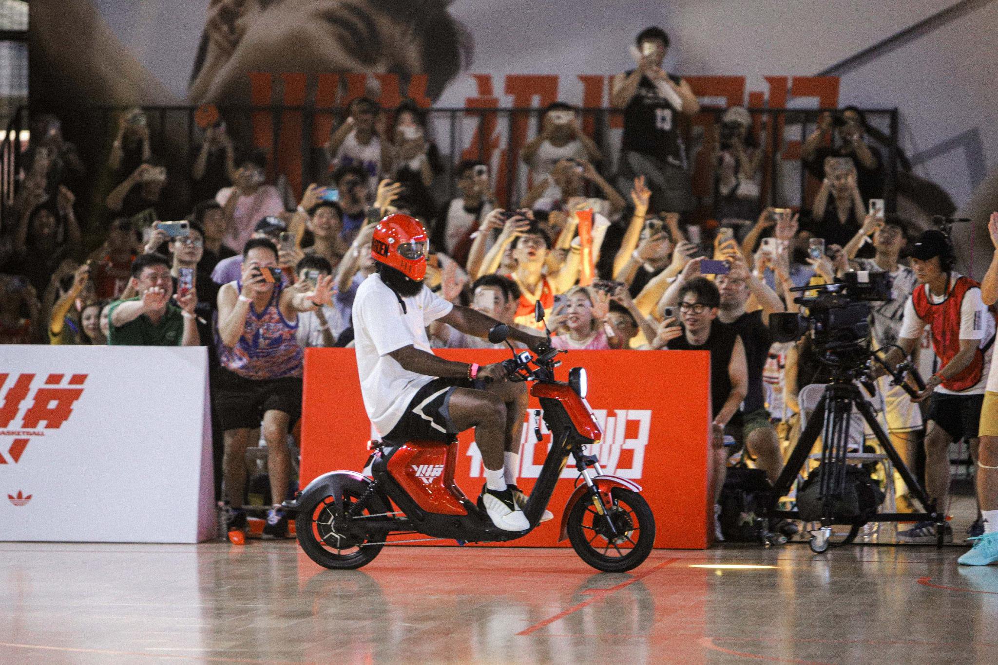 哈登這次沒有被交警攔住。