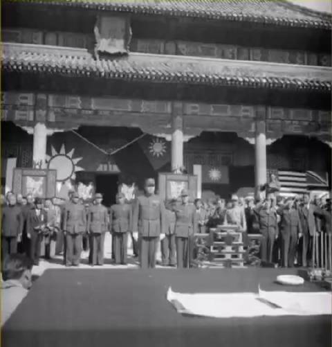 1945年，在故宫举行日本投降仪式 人们从四面八方赶往太和殿……