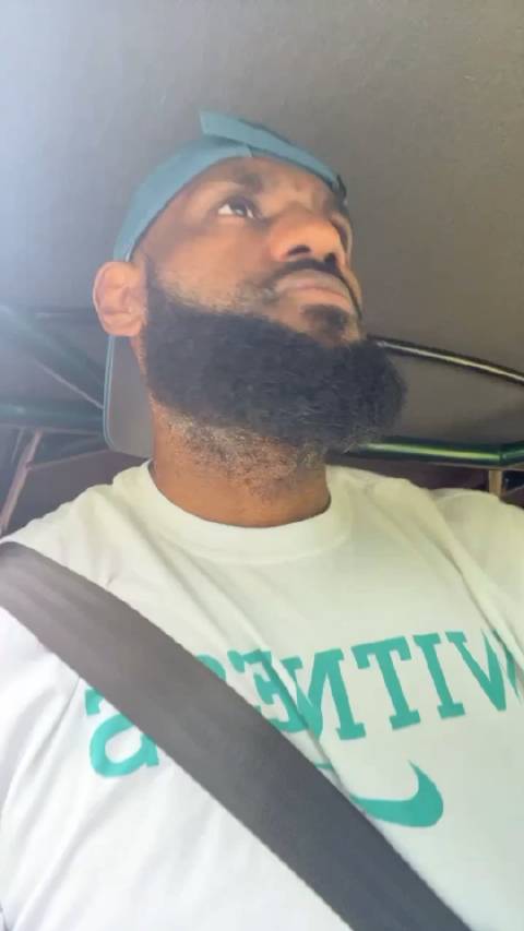 老詹开着他的新车嘚瑟极了