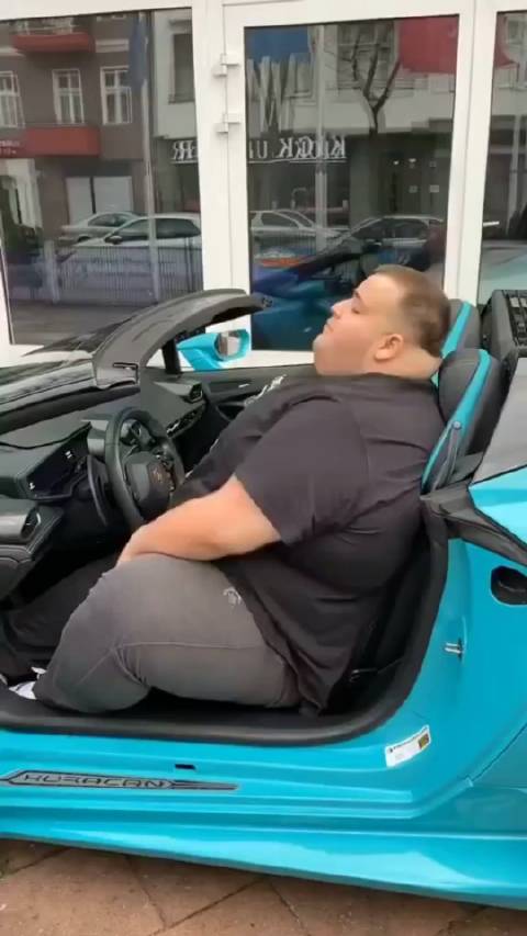 这是我大哥，他刚买了辆新车