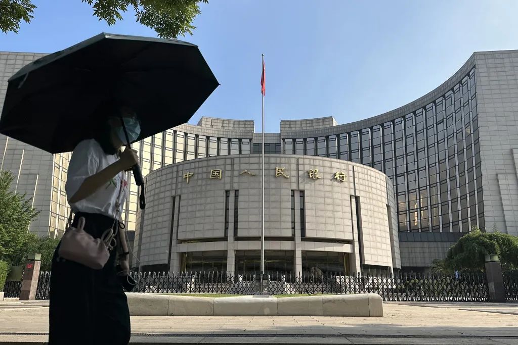 北京市民从中国人民银行办公楼前路过。8月1日,央行会议指出,指导商业银行依法有序调整存量个人住房贷款利率。视觉中国供图