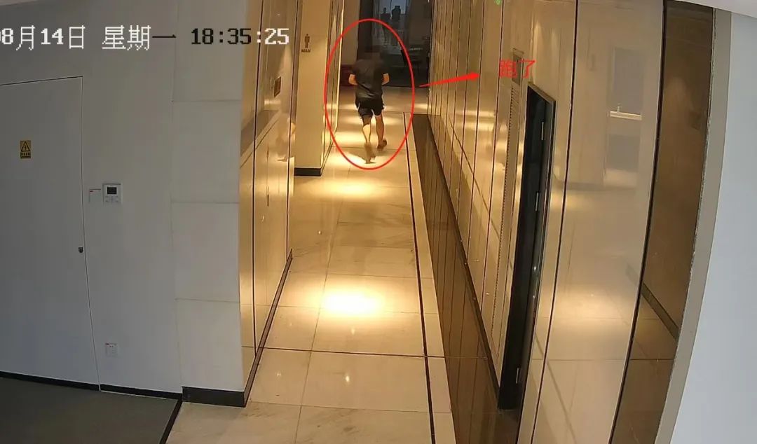 离谱!男子女厕偷窥被发现,竟躲到…警察先救再抓插图 离谱!男子女厕偷窥被发现,竟躲到…警察先救再抓插图