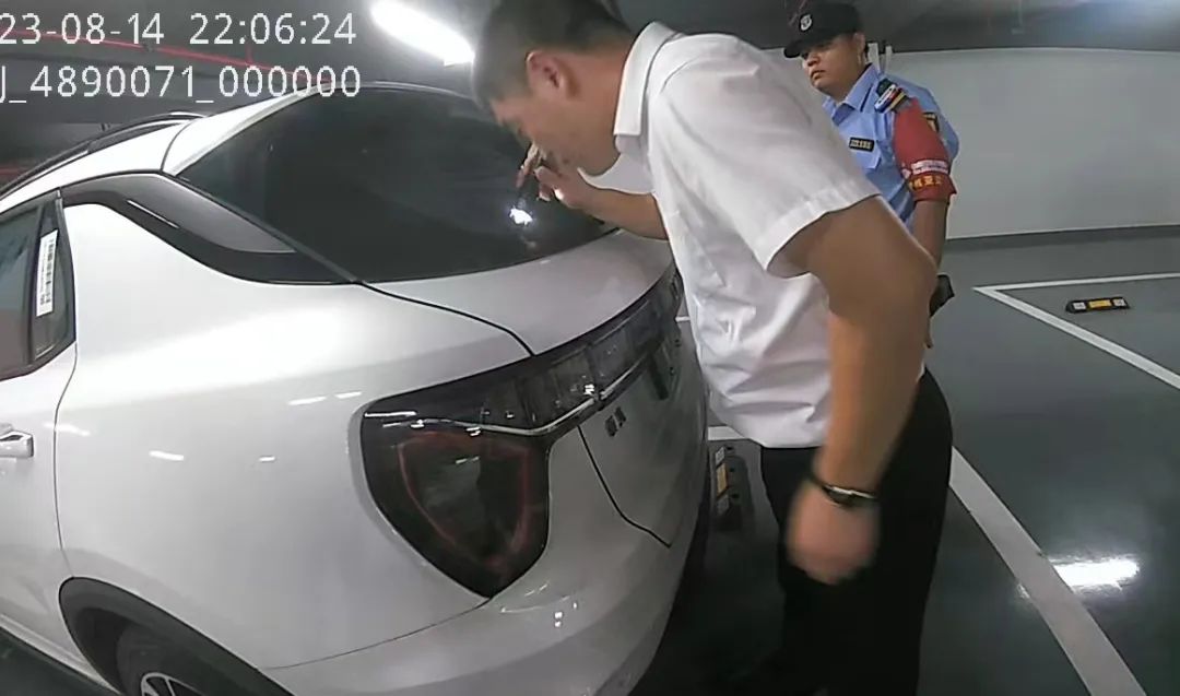 离谱!男子女厕偷窥被发现,竟躲到…警察先救再抓插图1 离谱!男子女厕偷窥被发现,竟躲到…警察先救再抓插图1